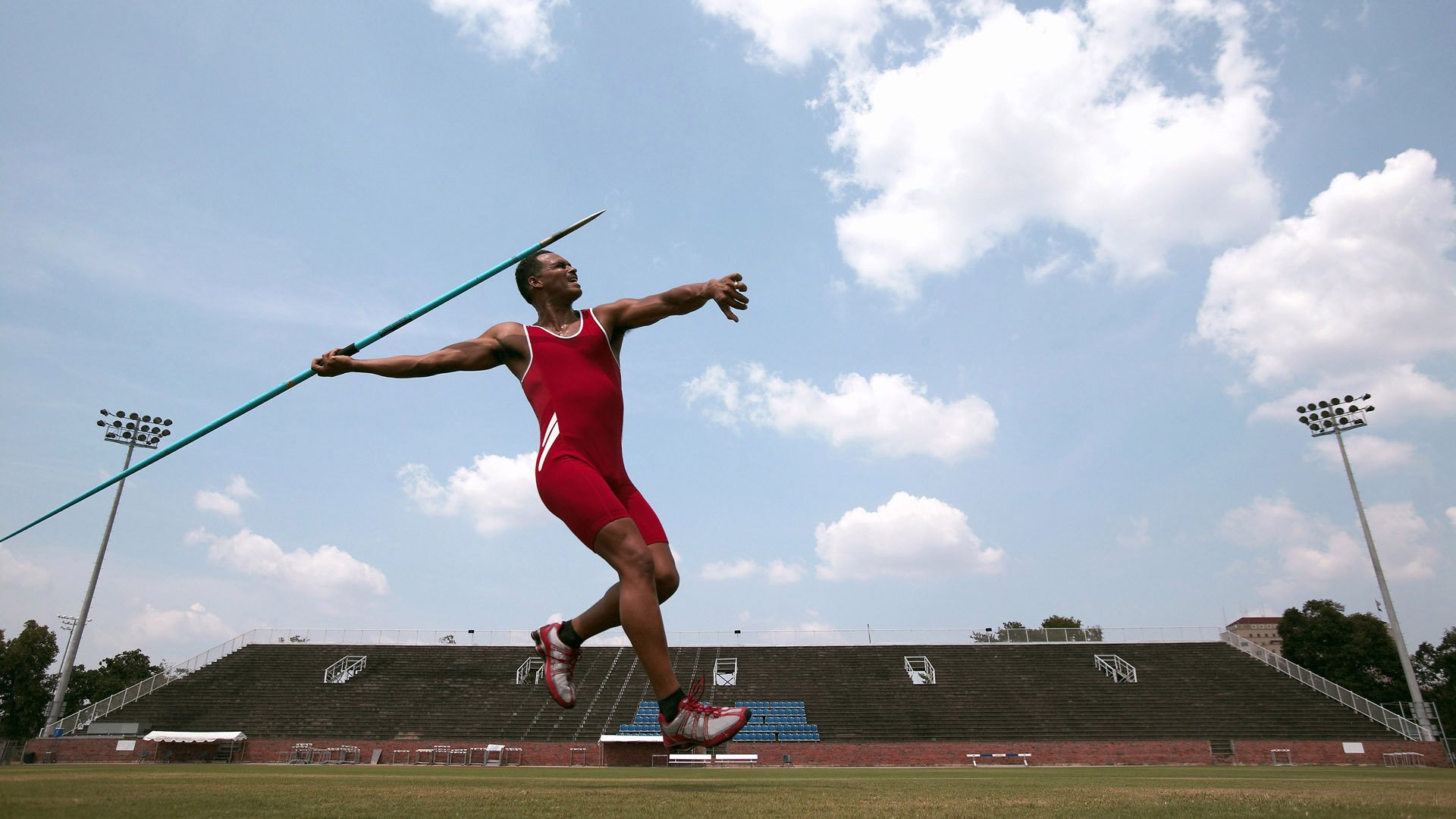 球员团结应对意外，女足比赛惊险不断，女足险胜